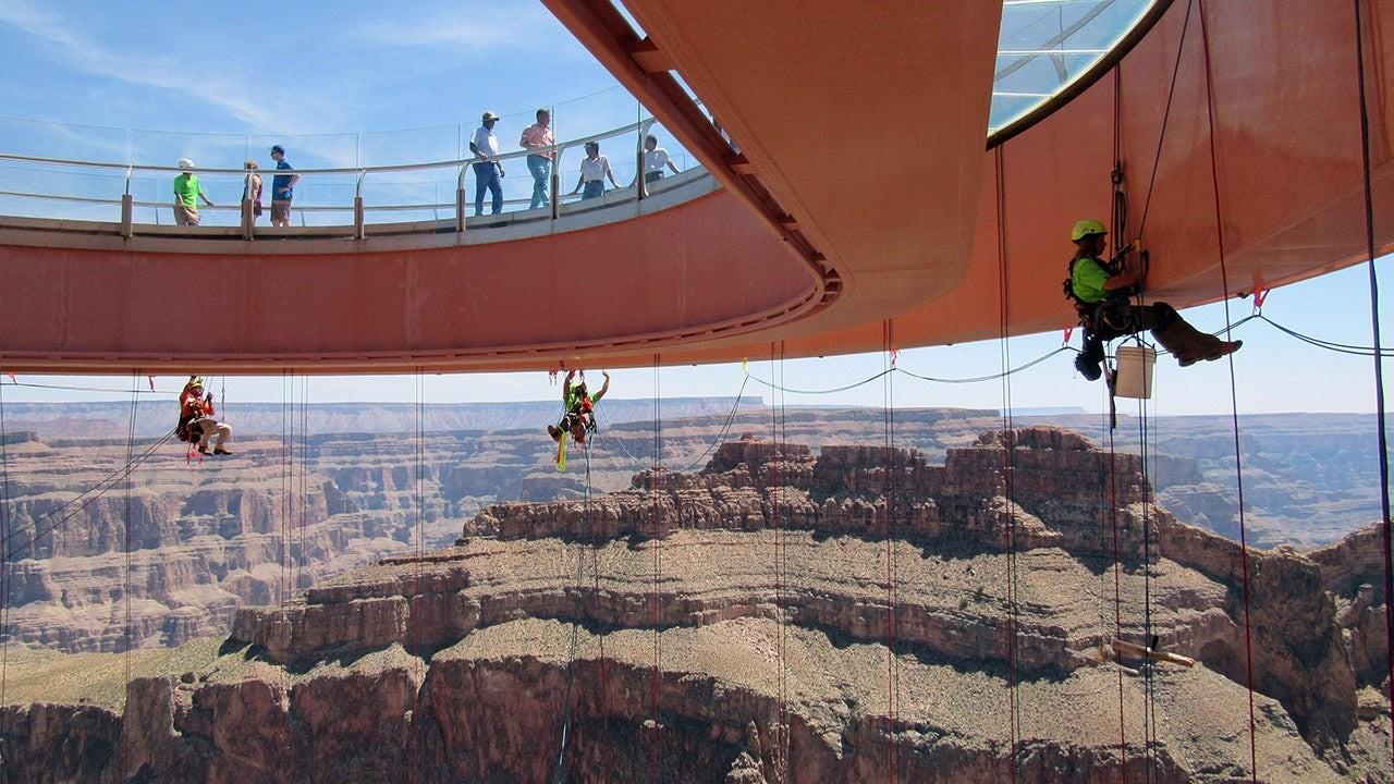 KHÁM PHÁ CẦU KÍNH SKYWALK SIÊU THỰC TẠI GRAND CANYON