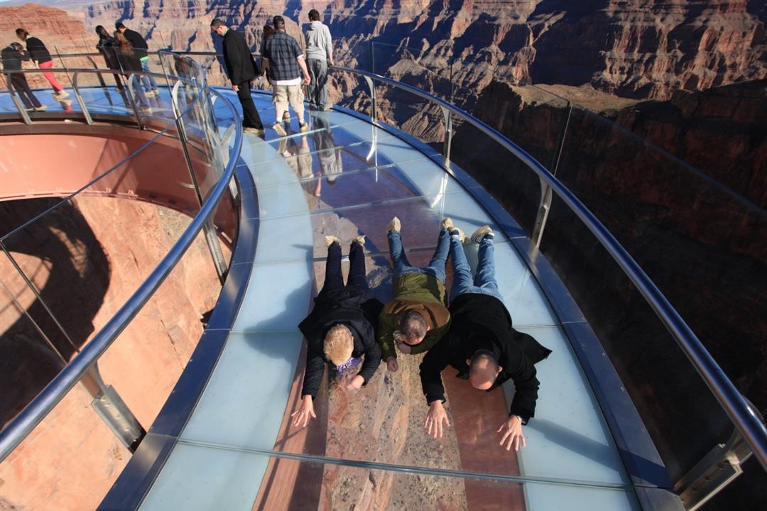 KHÁM PHÁ CẦU KÍNH SKYWALK SIÊU THỰC TẠI GRAND CANYON